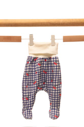 Babybukse med fot og rutete kirsebærmønster